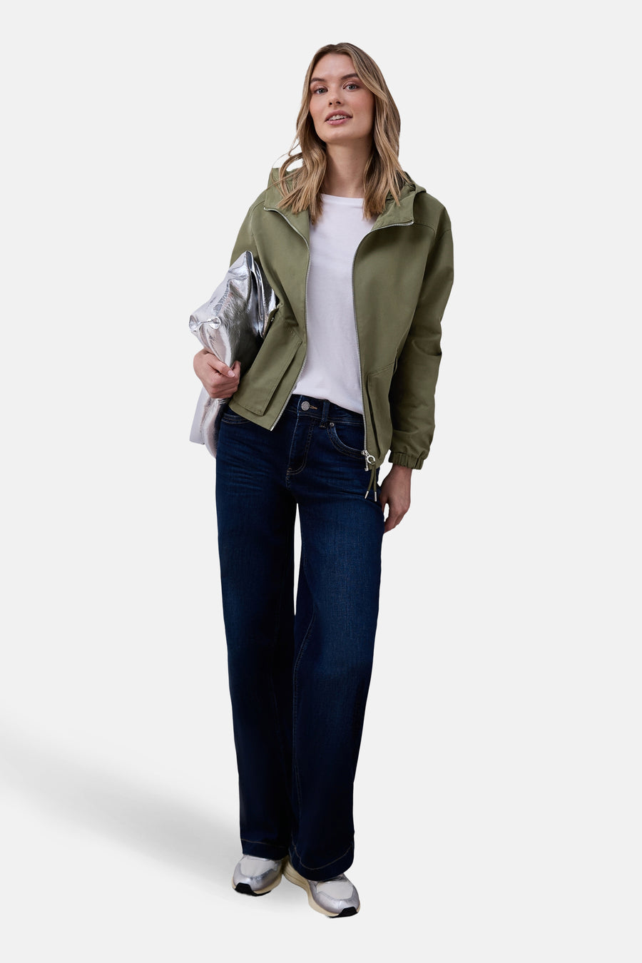 Veste courte kaki de Street One, avec fermeture éclair, portée sur un t-shirt blanc et un jean bleu.