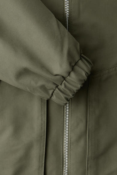 Korte kaki jas van STREET ONE, met elastische lange mouwen en zilveren ritssluiting.