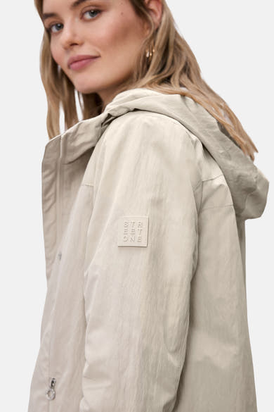 Veste courte beige de Street One avec capuche et écusson logo carré sur la manche.