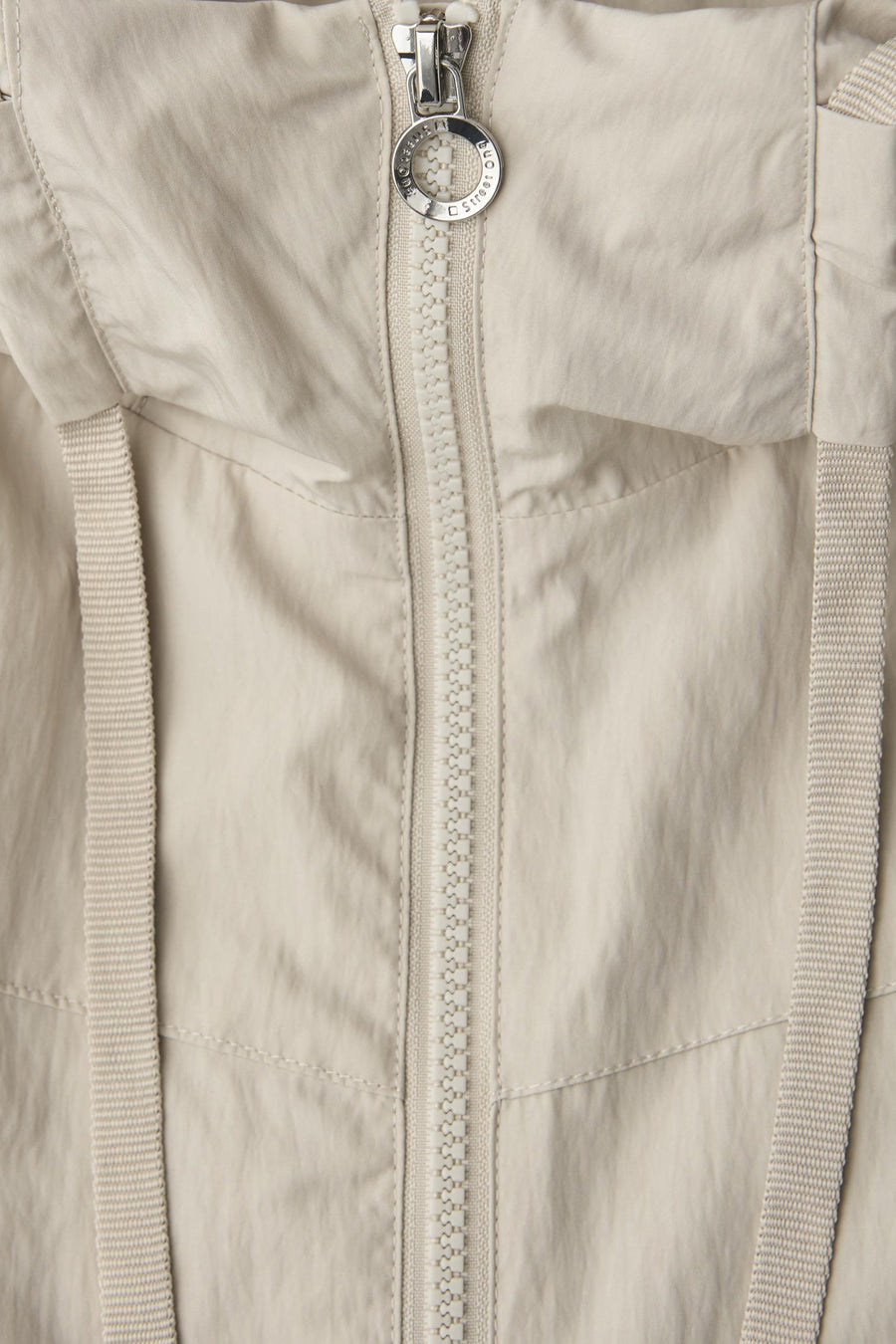 Veste courte beige de Street One avec fermeture éclair centrale et détails de sangle.