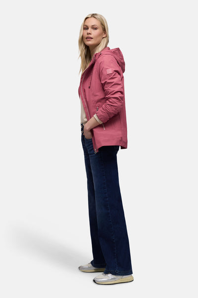 Veste courte rose par STREET ONE, portée avec un jean ample bleu foncé et des baskets argentées, vue de côté.