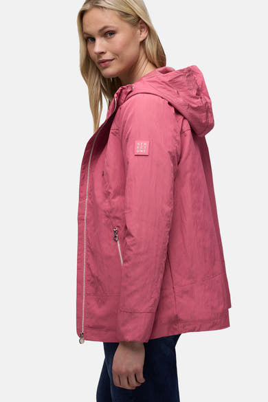 Veste courte rose par STREET ONE, avec capuche et fermeture éclair visible.