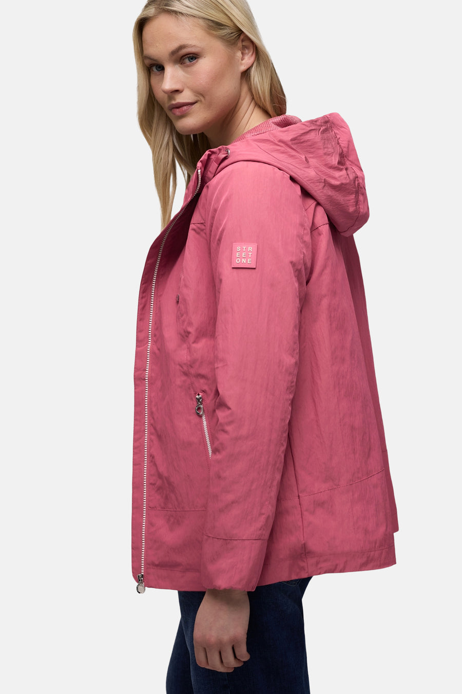 Veste courte rose par STREET ONE, avec capuche et fermeture éclair visible.