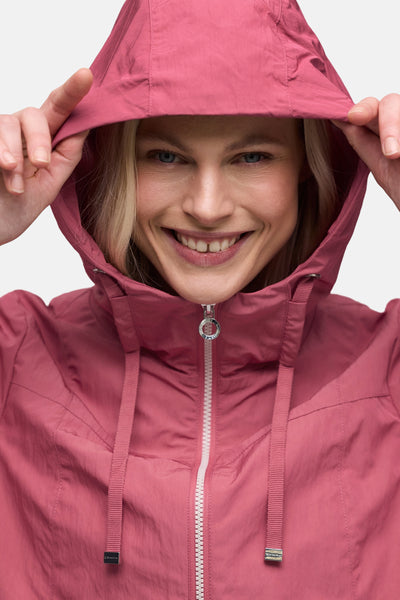 Veste courte rose de Street One, avec capuche, fermeture éclair blanche et cordons de serrage.