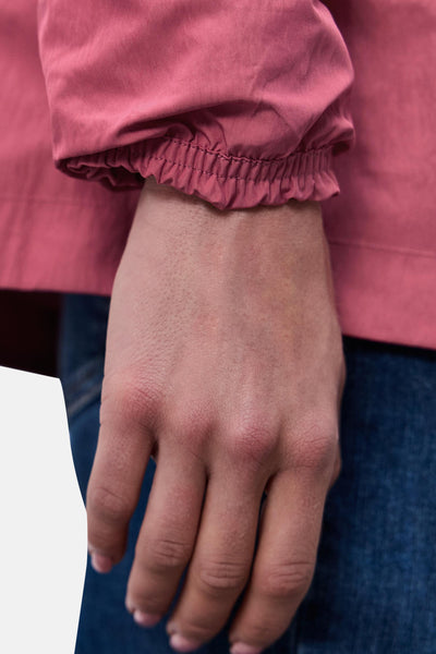 Veste courte rose de STREET ONE, avec une manche élastiquée et tissu texturé, portée avec un jean bleu.
