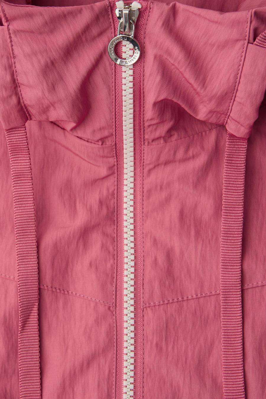 Veste courte rose de STREET ONE avec fermeture éclair blanche et détails de cordon.