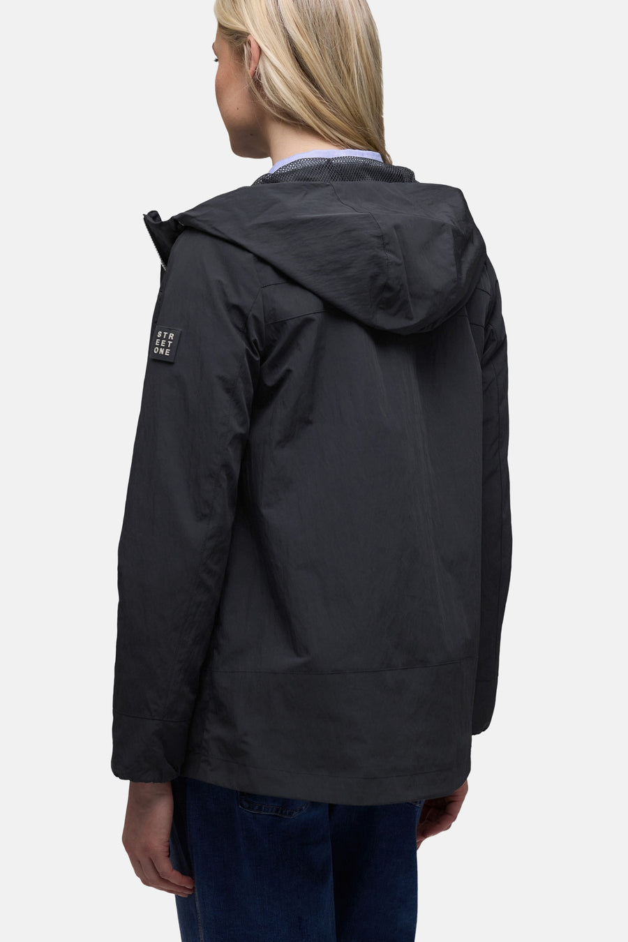 Veste courte bleue de STREET ONE, avec capuche et patch logo sur la manche.