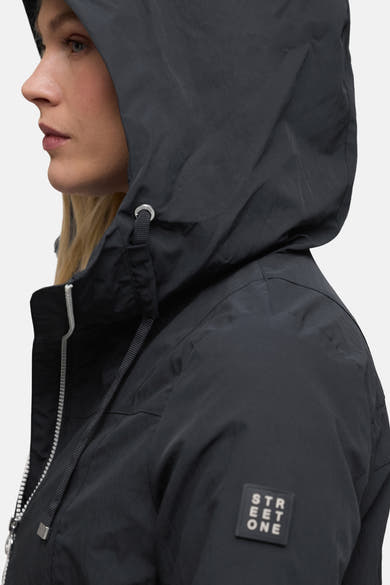Veste courte bleue de Street One avec capuche, fermeture éclair argentée et logo carré sur la manche.