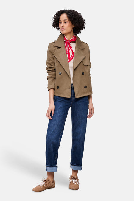 Veste courte cognac by Street One avec un foulard rouge et blanc, portée avec un jean et des chaussures marron.