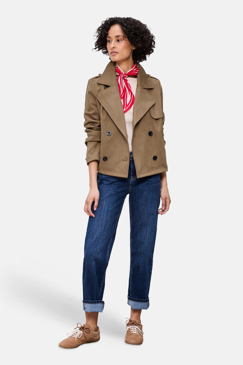 Kort cognac jasje van Street One met een rood-witte sjaal, gedragen met een spijkerbroek en bruine schoenen.