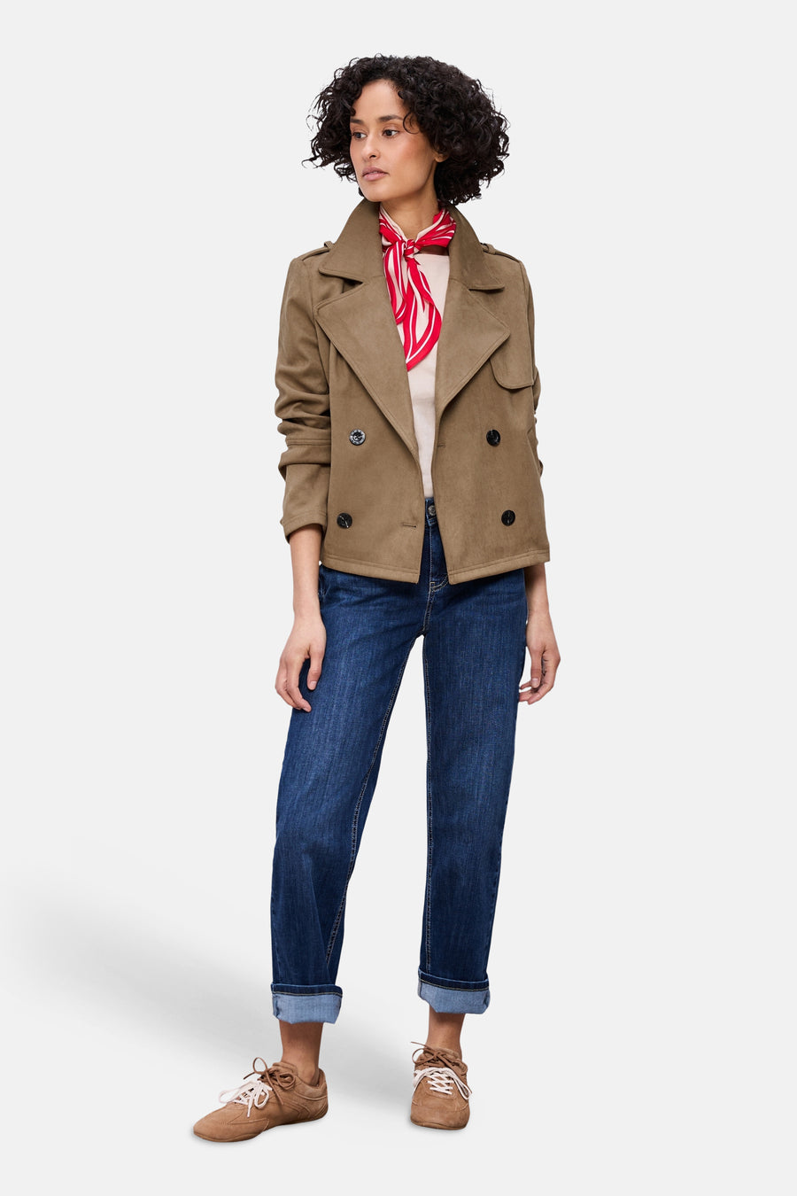 Veste courte cognac by Street One avec un foulard rouge et blanc, portée avec un jean et des chaussures marron.