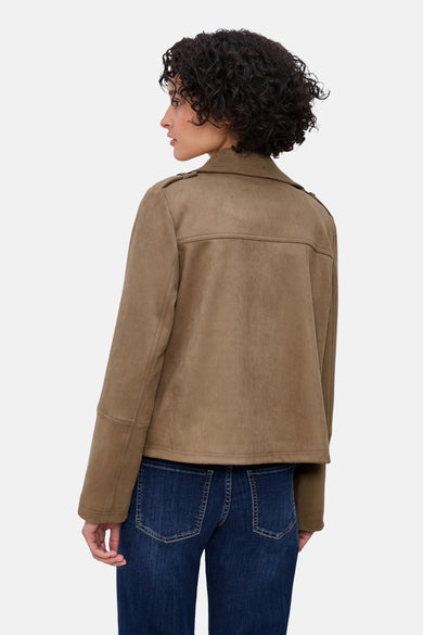 Kort cognac kleurig jasje van Street One, met kraag, schoudervullingen en klepzakken, gedragen met een donkerblauwe jeans.