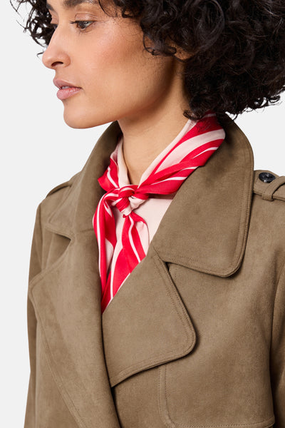 Kort cognac jack van Street One met een rood-wit gestreepte sjaal om de nek geknoopt.