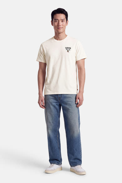 T-shirt à manches courtes blanc cassé Levi's® avec petit logo Music City sur la poitrine, porté par un mannequin.