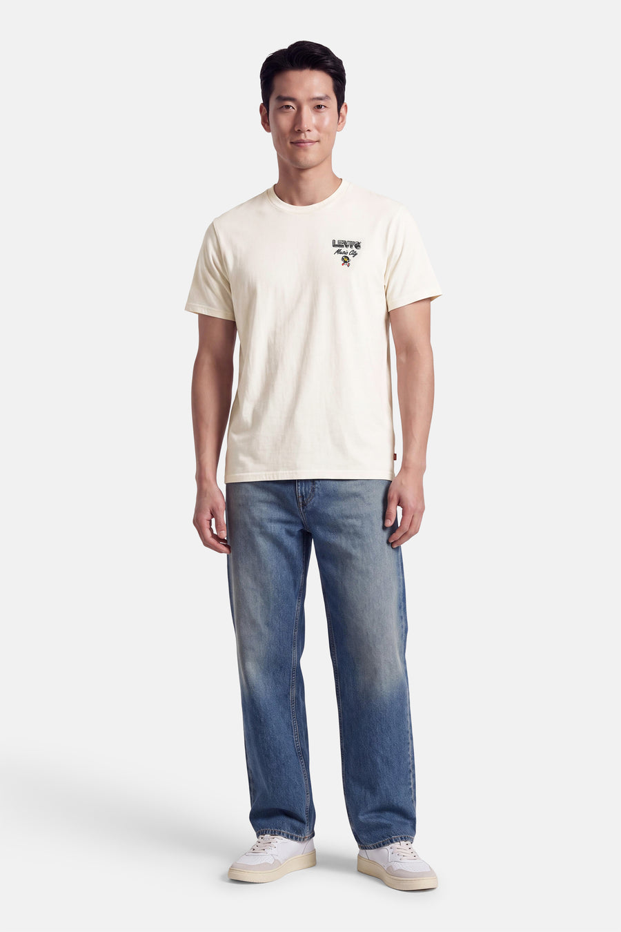T-shirt à manches courtes blanc cassé Levi's® avec petit logo Music City sur la poitrine, porté par un mannequin.
