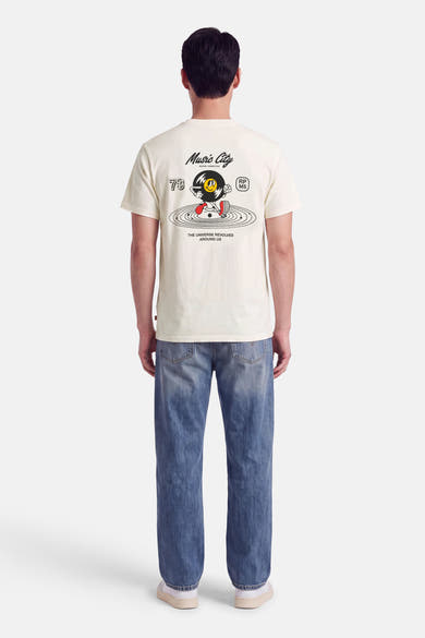 T-shirt blanc à manches courtes Levi's® vu de dos, avec motif graphique Music City au dos.