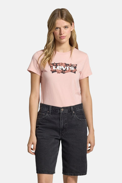 Roze T-shirt met korte mouwen van Levi's, gedragen met een zwarte korte broek, achtergezicht.