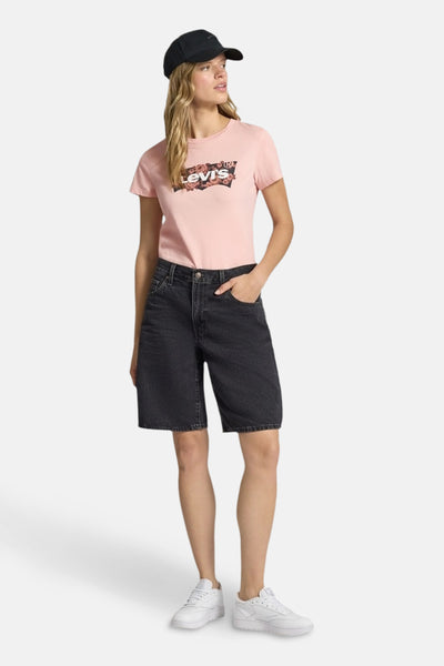 Roze T-shirt met korte mouwen van Levi's® met een bloemenprintlogo, gedragen met een zwarte korte broek.