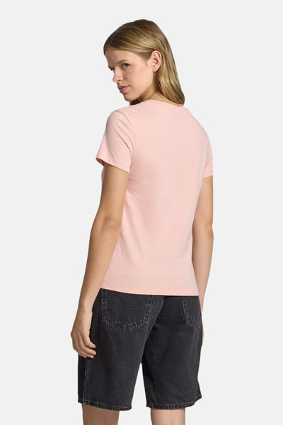 T-shirt rose à manches courtes de Levi's, porté avec un short noir, vue de dos.