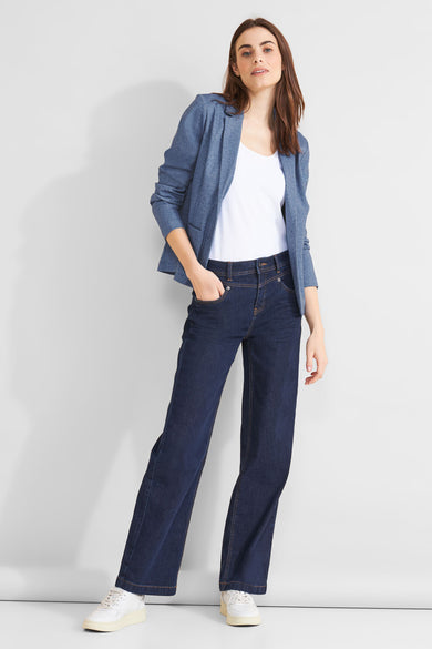 Blauwe blazer van STREET ONE, gedragen met een witte tanktop en een uitlopende jeans.