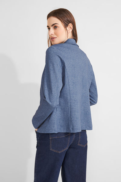 Blauwe blazer van STREET ONE, gedragen met een donkere jeans, met een geweven textuur en een relaxte pasvorm.