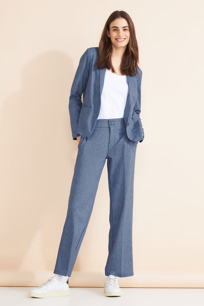 Gemêleerde blauwe blazer van STREET ONE, gedragen over een effen wit T-shirt en een bijpassende broek, met zakken en knopen.