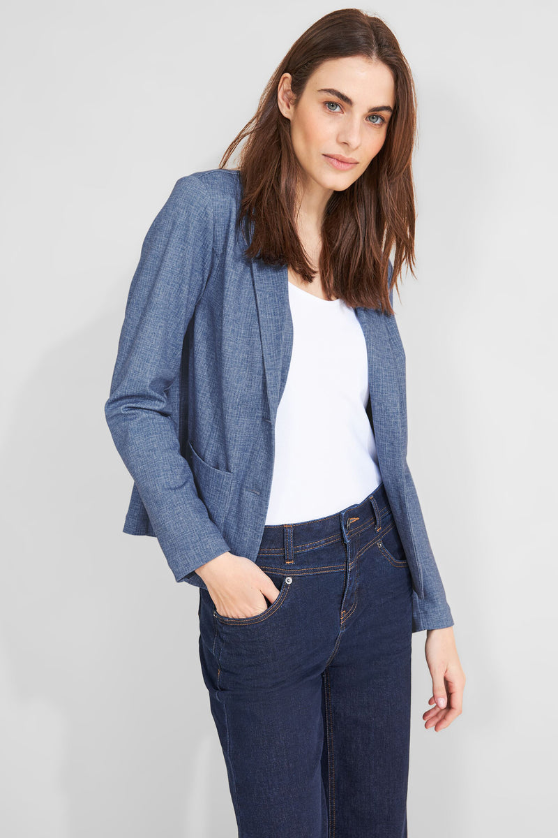 Blauwe blazer van Street One, gedragen over een witte tanktop en een donkere jeans.