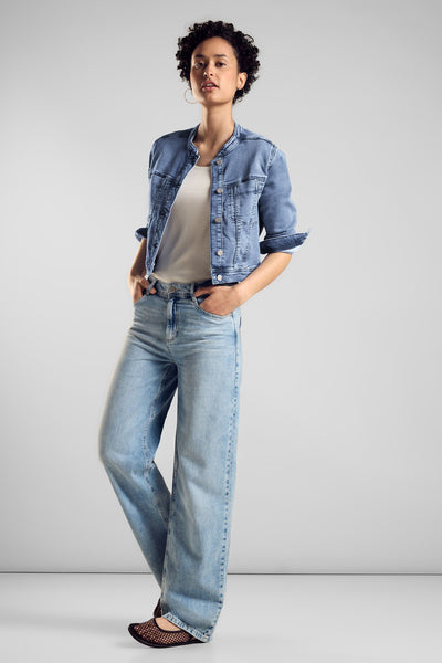 Veste en jean en denim bleu clair de STREET ONE, portée avec un t-shirt blanc et un pantalon taille haute.
