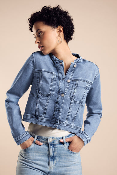 Veste en jean en denim bleu clair de Street One, portée par une femme avec un pantalon en jean assorti.