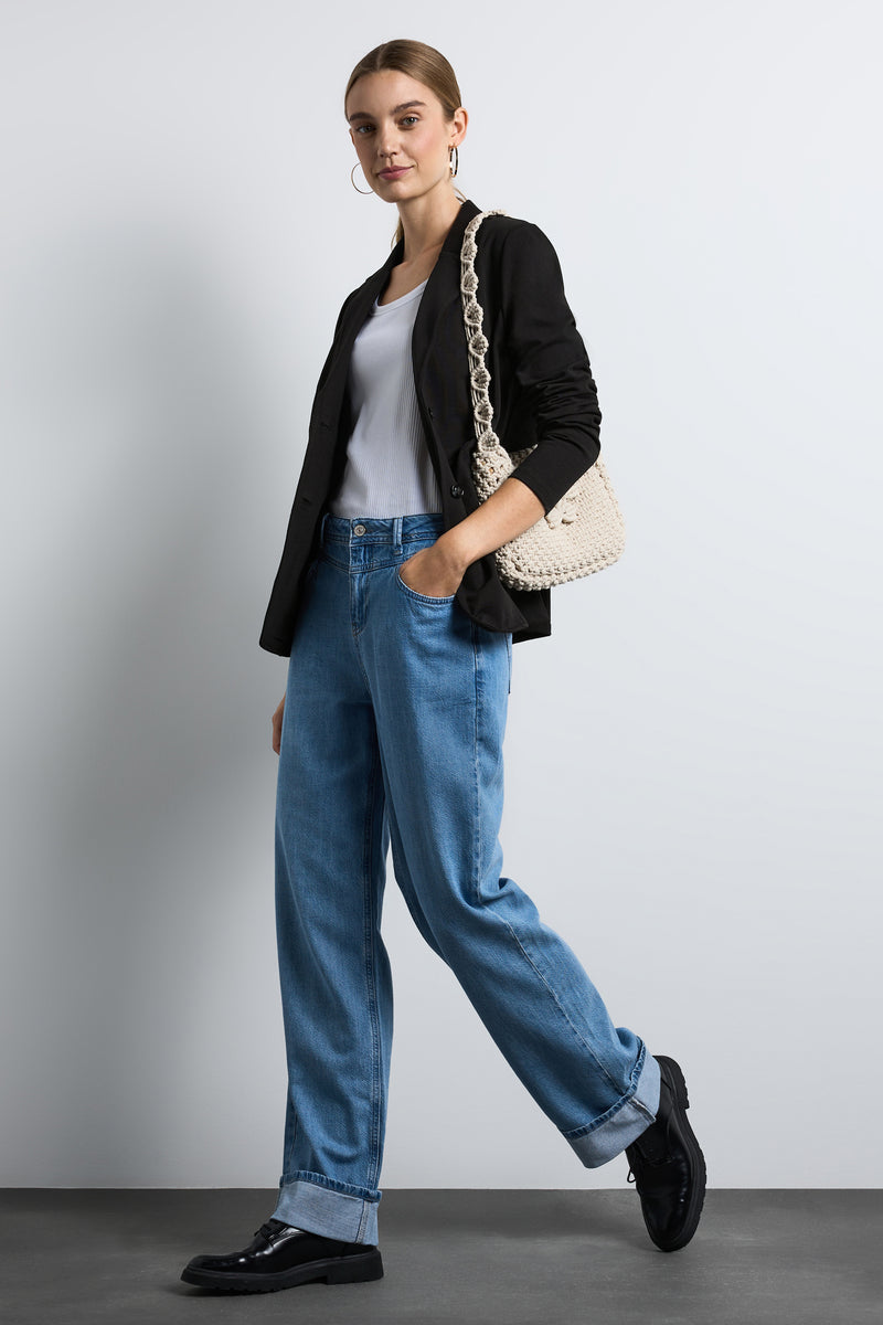 Blazer noir de Street One, porté avec un jean bleu décontracté, un t-shirt blanc et des chaussures noires.