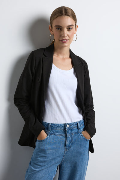 Zwarte blazer van Street One gedragen over een wit tanktop met een hoge taille jeans.