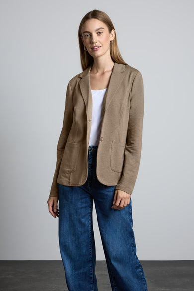 Blazer beige de STREET ONE, avec fermeture à bouton unique, poches plaquées et porté sur un débardeur blanc et un jean.