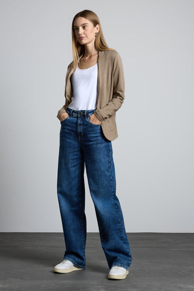Blazer beige de STREET ONE, porté sur un débardeur blanc et un jean large bleu, avec des baskets blanches.