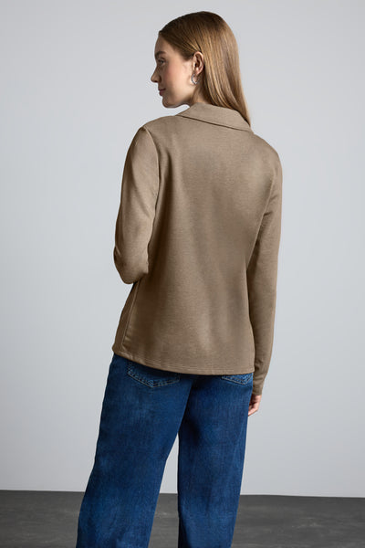 Blazer beige de STREET ONE, porté avec un jean bleu ample, vue de dos.