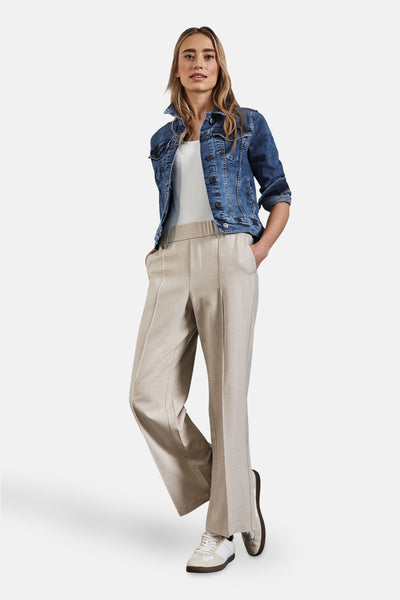 Middelblauwe denim spijkerjas van Street One, gedragen met een witte tanktop en een beige broek.