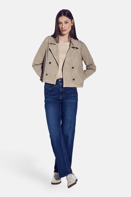 Korte beige jas van STREET ONE, dubbele rij knopen, gedragen met een jeans met hoge taille en sneakers.