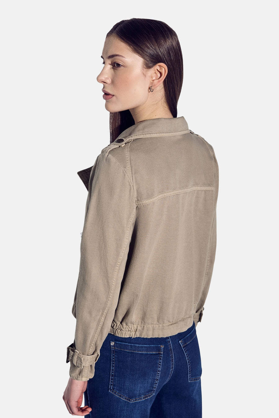 Korte beige jas van Street One met klassieke kraag en opgerolde lange mouwen, gedragen met een spijkerbroek.