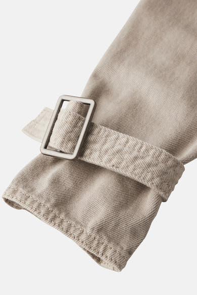 Korte beige jas van STREET ONE met metalen gesp op de mouw en katoenen textuur.