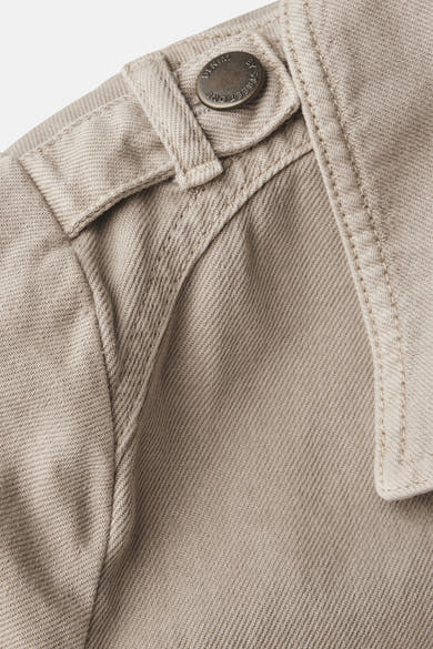 Korte beige jas van Street One in getextureerd denim met decoratieve metalen knoop.