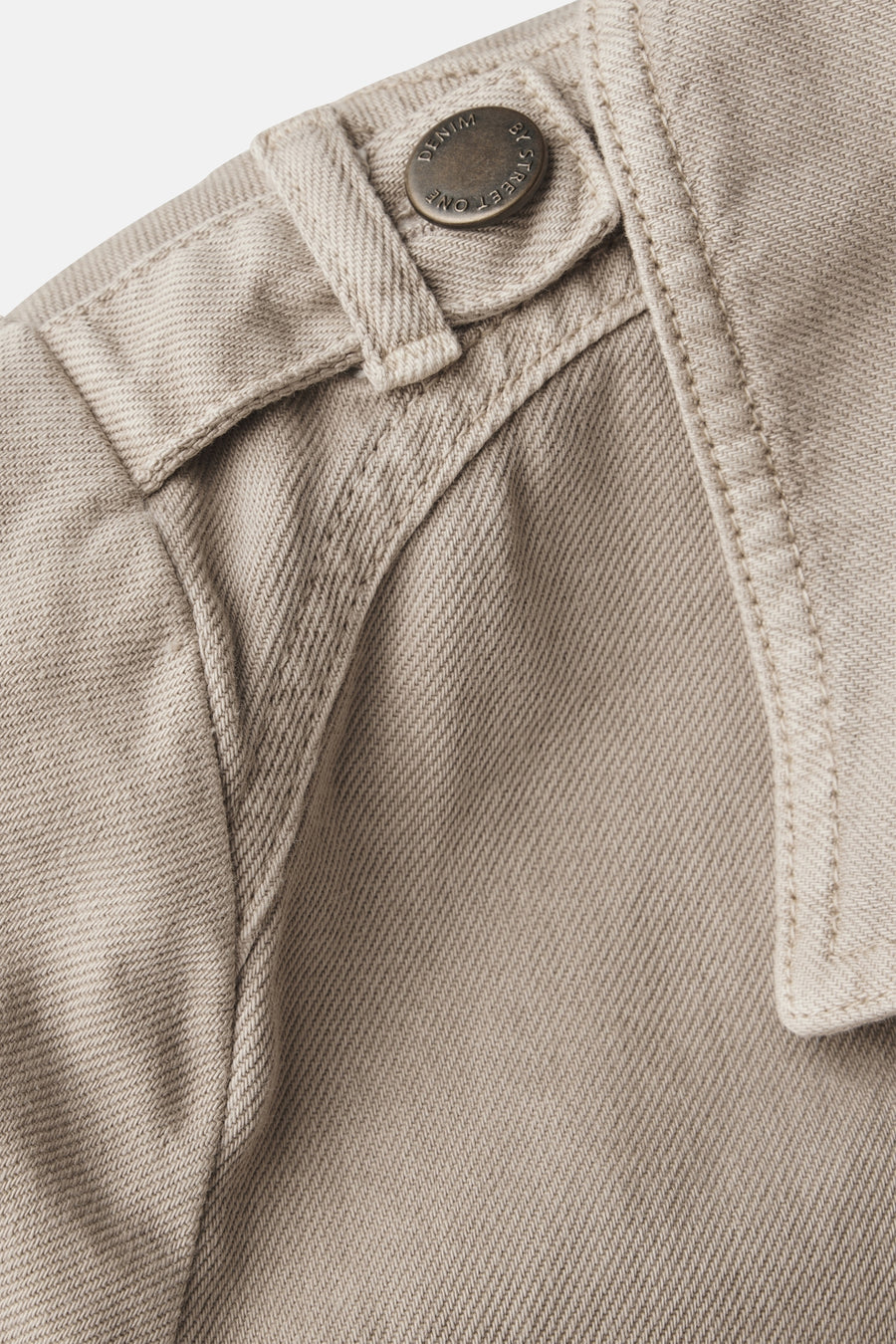 Korte beige jas van Street One in getextureerd denim met decoratieve metalen knoop.