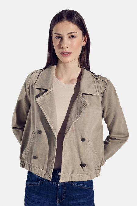 Korte beige jas van STREET ONE, dubbelgeknoopt overslagmodel, gedragen over een beige T-shirt en een blauwe jeans.
