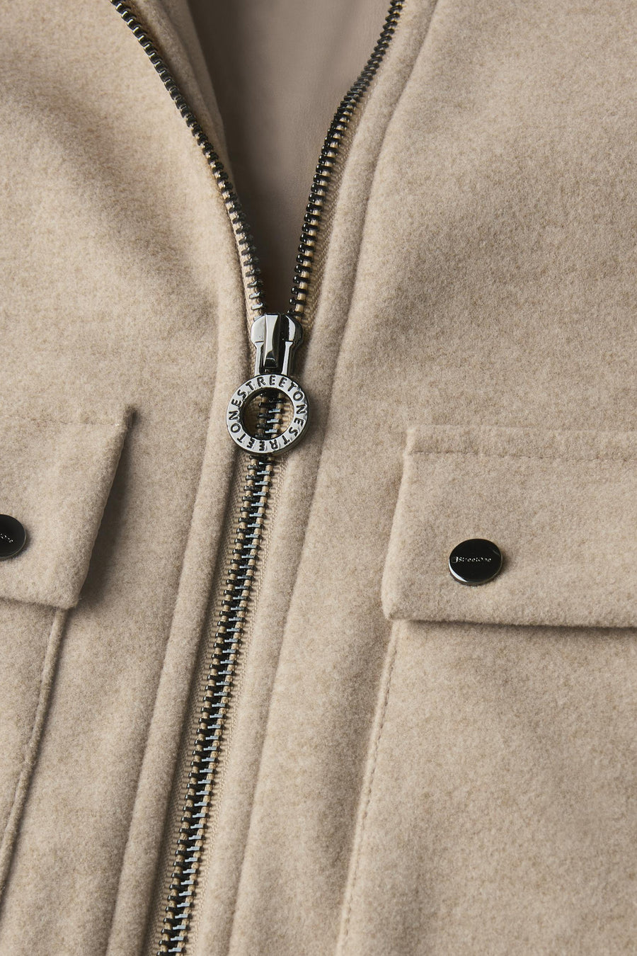 Veste courte beige de STREET ONE avec fermeture éclair argentée et poches à boutons.