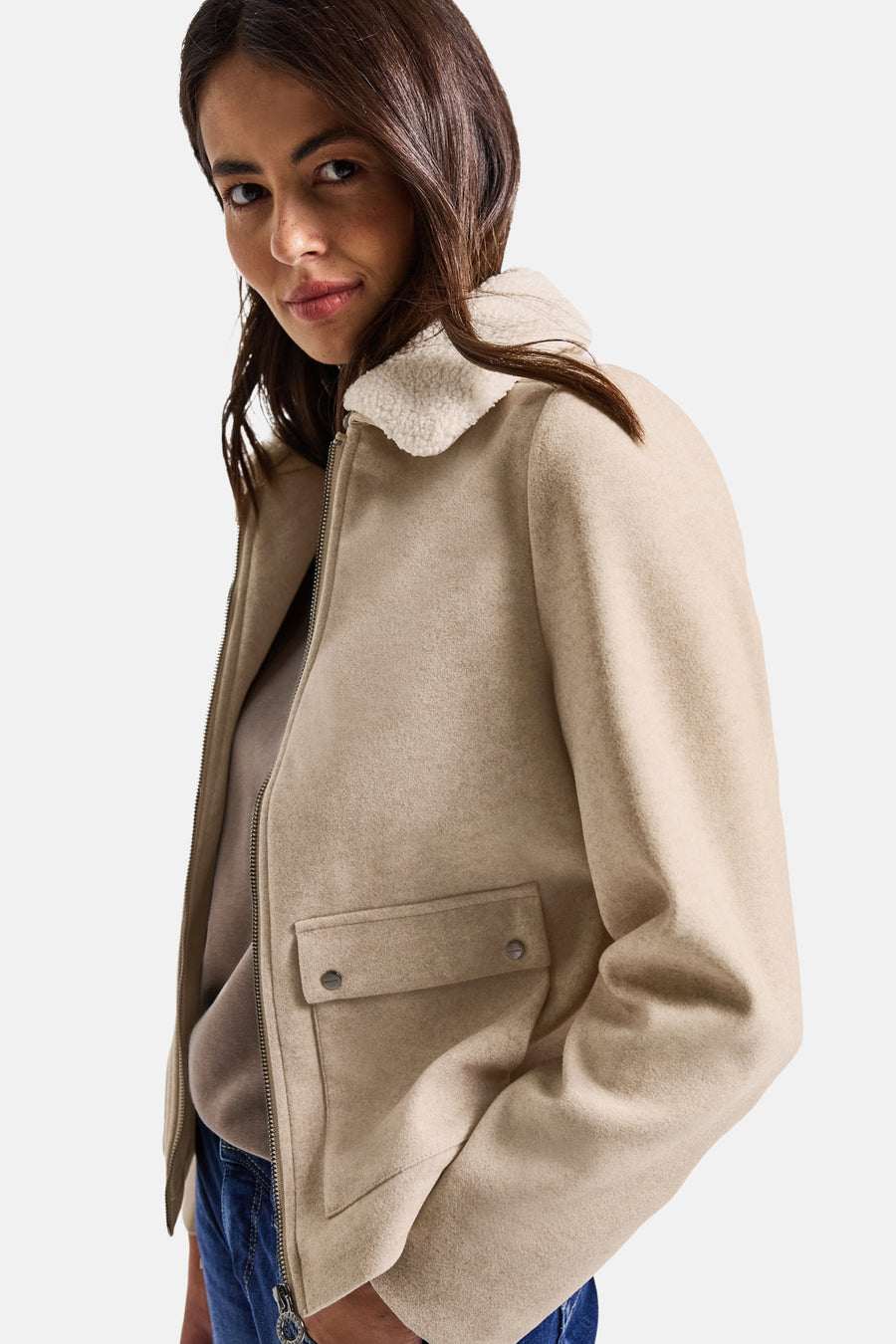 Veste courte beige par STREET ONE avec col en peau lainée et poches à rabat boutonnées.
