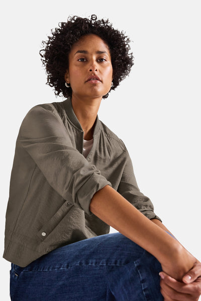 Beige gilet van STREET ONE, gedragen met een donkerblauwe jeans, casual stijl.