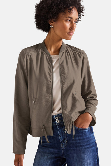 Beige gilet van Street One, gedragen over een wit T-shirt, met een blauwe jeans.