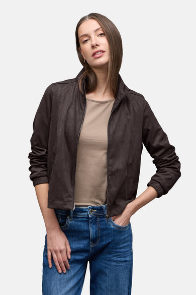 Kort bruin jasje van Street One, gedragen met een beige T-shirt en een wijde blauwe jeans.