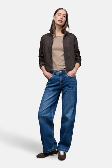 Veste courte brune par Street One, portée avec un t-shirt beige et un jean ample bleu.