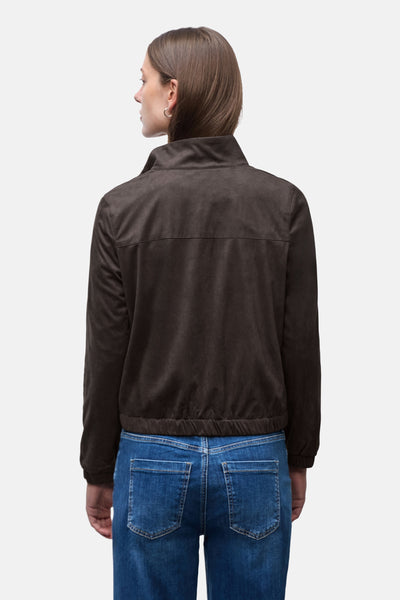 Kort bruin jasje van Street One, met opstaande kraag en een relaxte pasvorm, gedragen met een blauwe jeans.