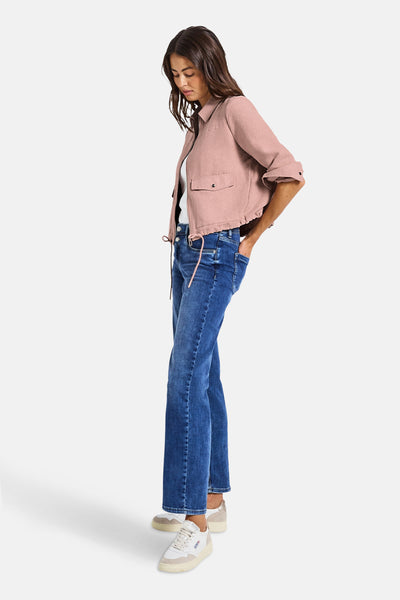 Kort roze jasje van STREET ONE, met zakken en trekkoord, gedragen met een spijkerbroek en sneakers.