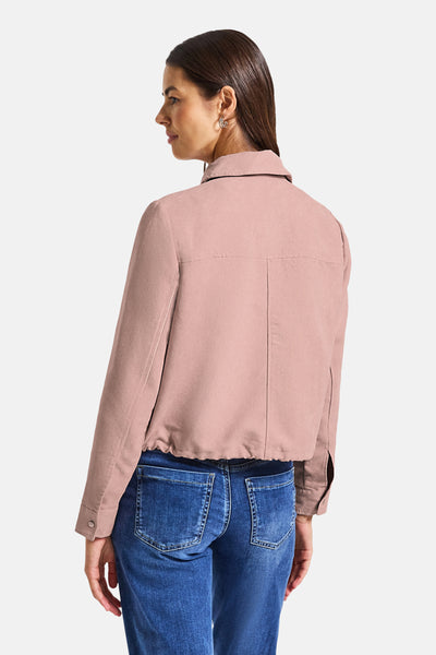 Kort roze jasje van STREET ONE, geribbelde textuurdetails, casual pasvorm gedragen met een blauwe jeans.